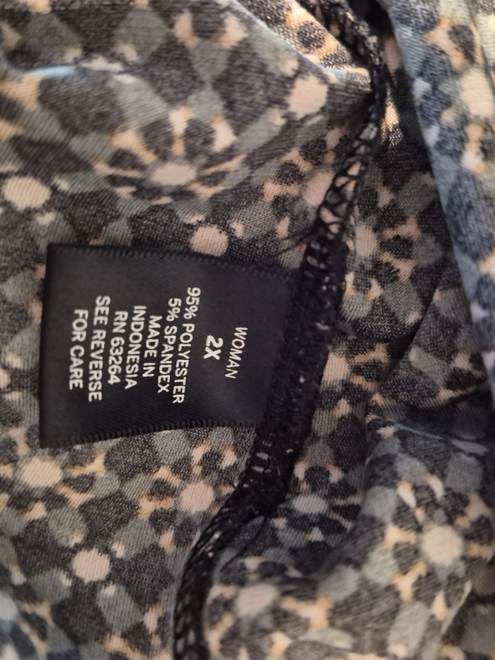 Roz & Ali Black Short-Sleeve Printed V-Neck Top 2x - Picture 8 of 8